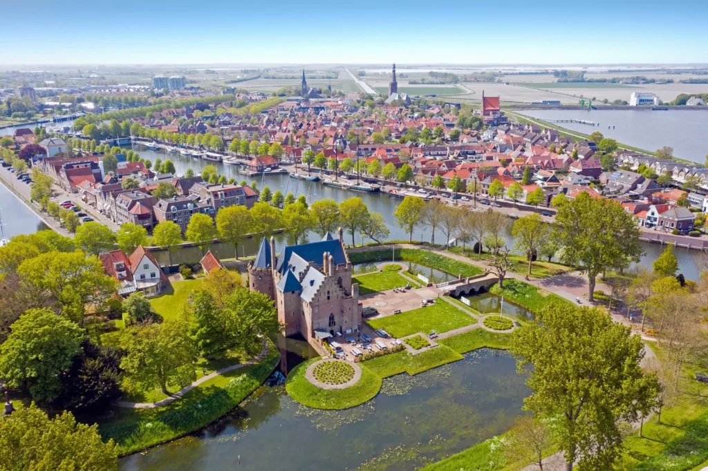 luchtfoto van medemblik met kasteel radboud op voorgrond